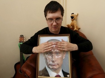 یک فرد نابینا، در موزه خاص نابینایان روسیه در حال لمس چهره سه‌بعدی پوتین 