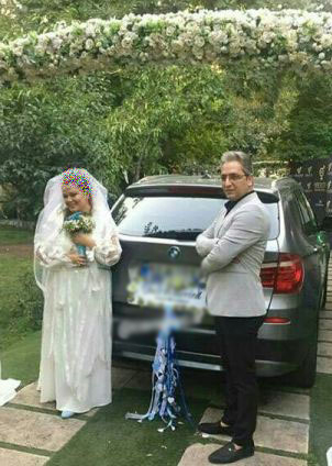 مردی که در همه عکس‌های عروسی بهاره رهنما دیده می‌شود، کیست؟