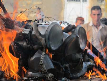 جوان مریوانی قلیان های مغازه خود را آتش زد (+عکس)