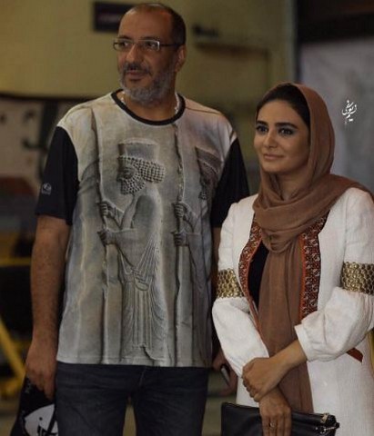 طرح متفاوت تی شرت آقای بازیگر در یک اکران مردمی/عکس