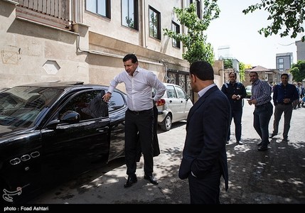 علی دایی با چه ماشینی در سطح شهر تردد می کند؟/عکس