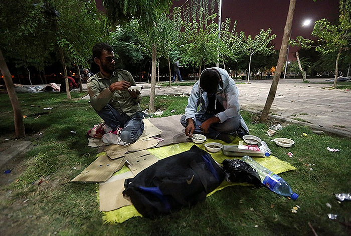 (تصاویر) بزم شبانه معتادان در پارک‌های تهران