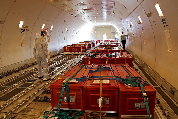 (تصاویر) داخل هواپیمای حامل پیکر حجاج