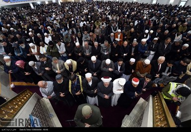 تصویر اقامه نماز عید فطر در کشور استرالیا را نشان می دهد.