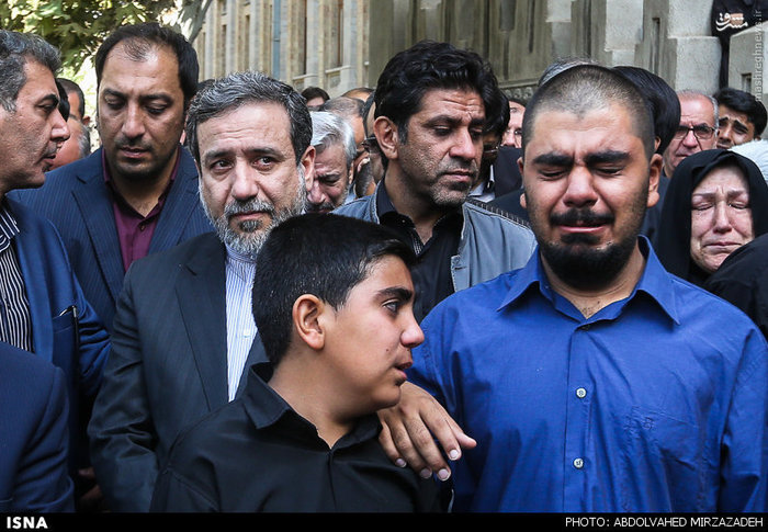 گریه عراقچی برای شهید فاجعه منا/عکس