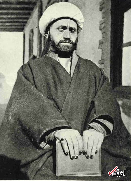 تصویری از یک روحانی که به ناخن هایش حنا زده است