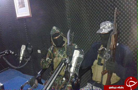 تصویری عجیب از استودیوی رادیو داعش!