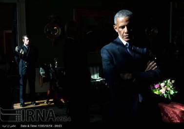 باراک اوباما در حال گوش دادن به سخنرانی پدر یکی از قربانیان حادثه تیراندازی دبستان سندی هوک. 5 ژانویه 2016. اوباما این روز را که در آن ۲۶ تن از جمله ۲۰ دانش‌آموز و ۶ نفر از کارکنان دبستان کشته شدند، به عنوان تلخ ترین روز ریاست جمهوری خود یاد کرد.