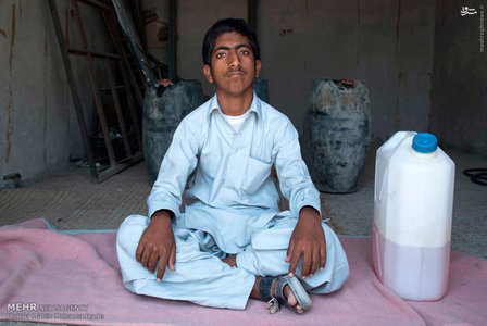 عکس/ فروشندگان بنزین در سیستان و بلوچستان 