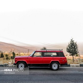 تهران - بام تهران - سال ۱۳۹۲ - جیپ واگنیر (Jeep Wagoneer) ساخت آمریکا، که در ایران آن را به جیپ آهو بیابان شناخته می‌شود، اولین اتومبیل شاسی بلند لوکس جهان محسوب می‌شود، تعداد زیادی از این خودرو طی سالهای ۱۹۶۳الی ۱۹۹۱ ساخته و فروخته شد.