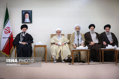 دیدار اعضای مجلس خبرگان رهبری با رهبر انقلاب اعضای مجلس خبرگان رهبری،با حضرت آیت‌الله خامنه‌ای رهبر انقلاب اسلامی دیدار کردند. رهبر انقلاب در بخشی از بیانات خود فرمودند: راه علاج مشکلات کشور، خالی کردن پشت دولت و ابراز برائت از فعالیت دستگاه‌های مسئول نیست، بلکه راه علاج، ایجاد رابطه‌ی سالم بین افکار عمومی و دستگاه‌های مسئول، سخن گفتن و انتقاد کردن، و درعین‌حال کمک فکری و عملی کردن است.