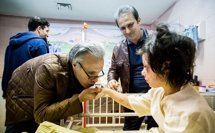 (تصاویر) عیادت فیتیله‌ای‌ها از دو کودک طبسی