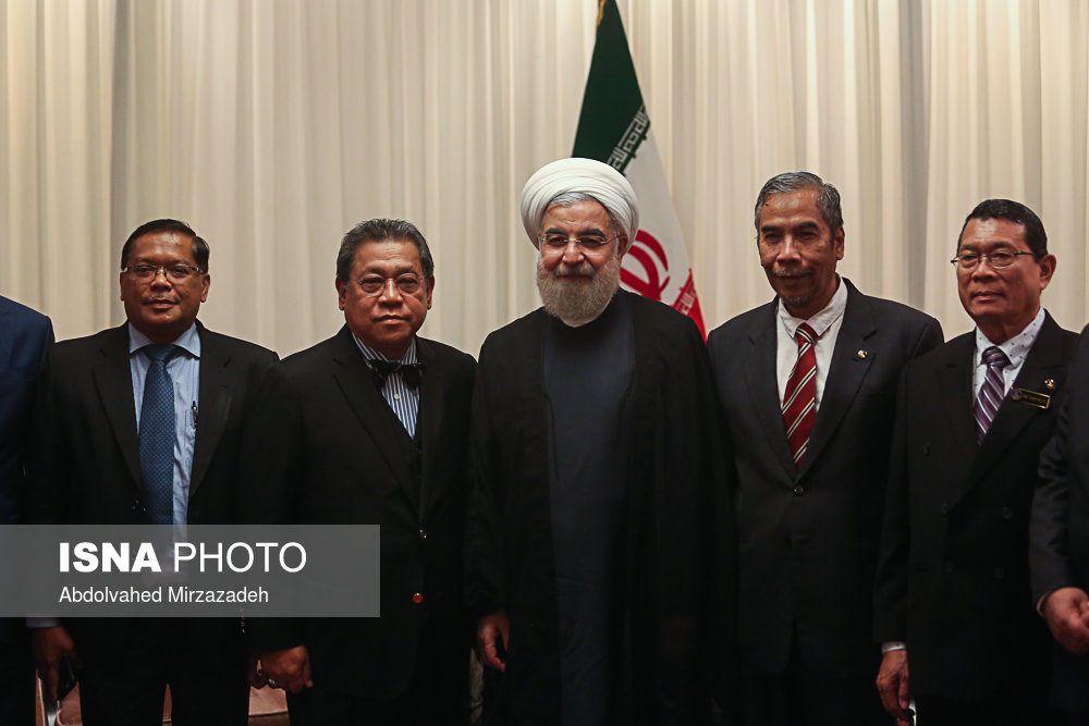 عکس دسته جمعی روحانی در مالزی