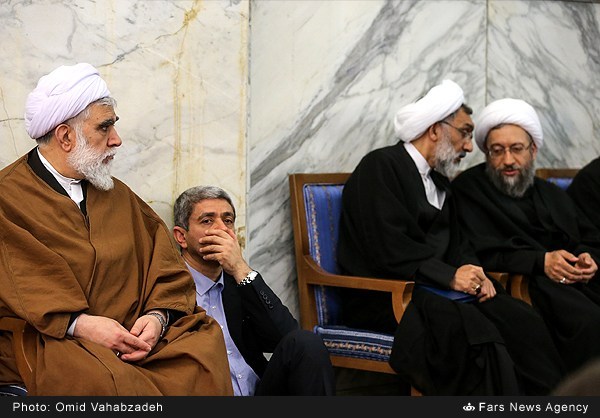 گفت‌وگوی خصوصی پور محمدی و رئیس قوه قضائیه در حاشیه مراسم ختم مادر روحانی/ عکس