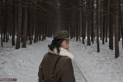 سرباز و راهنمای عکاس برای رفتن به یکی از اقامت گاه های رهبر پیشین کره کیم ایل سونگ