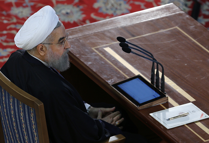 تبلت روحانی در نشست خبری/ عکس