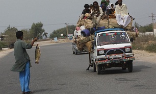ماهیگیری جالب روی کوزه‌ها در پاکستان! + عکس