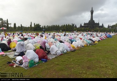 تصویر اقامه نماز عید فطر در کشور اندونزی را نشان می دهد