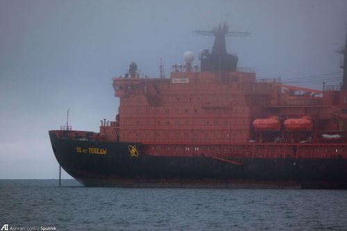 یخ شکن اتمی « 50 سال پیروزی» روسیه در حال شناوری از مورمانسک از طریق دریای شمال به چین.