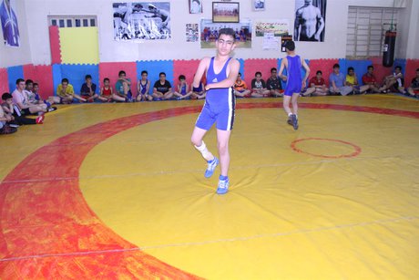 نابغه‌ای که بدون دست و پا کشتی می‌گیرد! /عکس