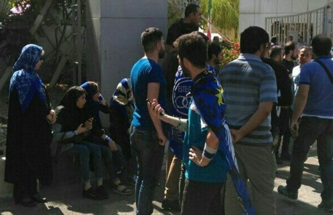 تجمع دوباره استقلالی‌ها مقابل وزارت ورزش/ معترضان در انتظار حضور سلطانی‌فر + عکس