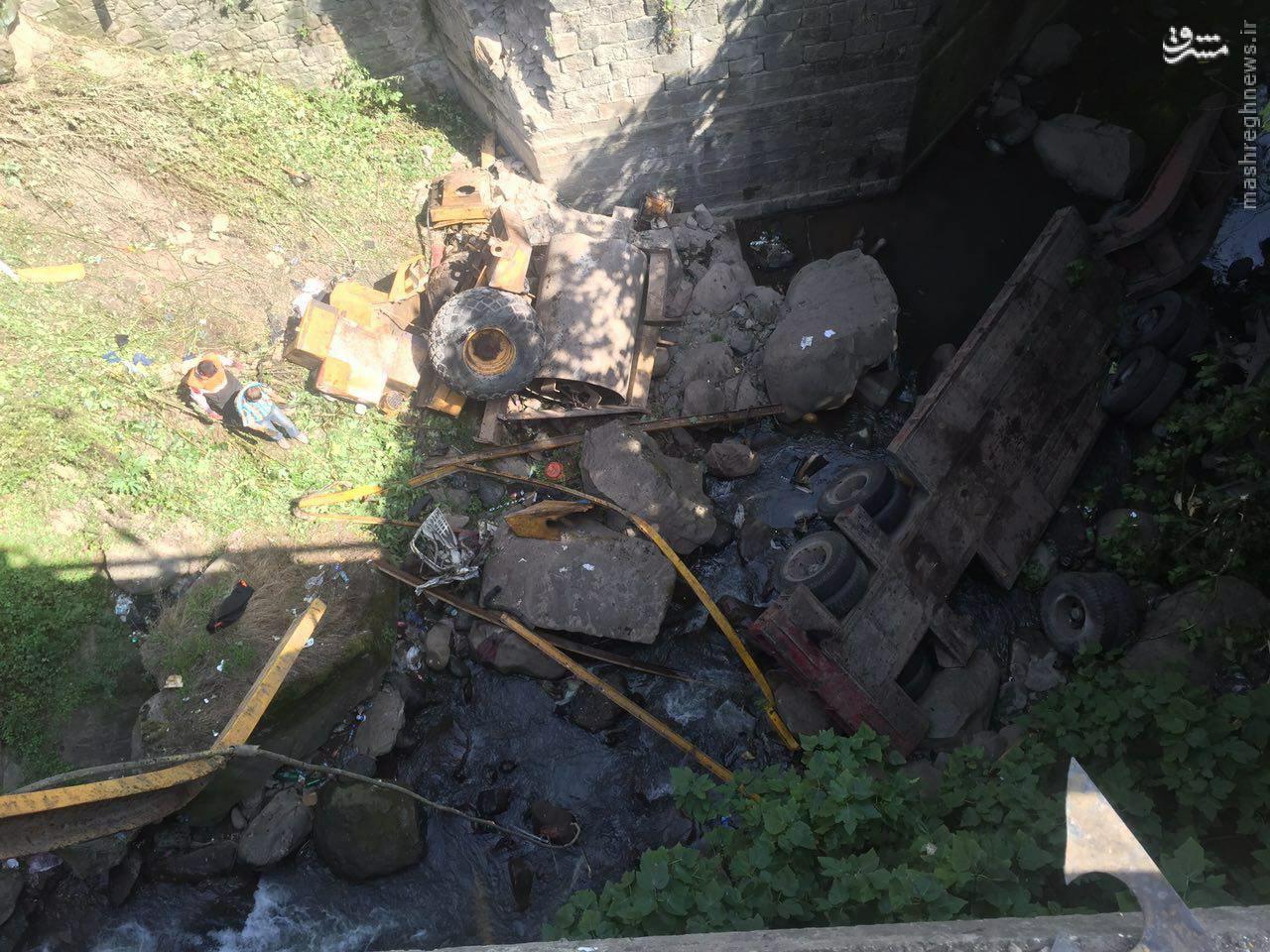 سقوط تريلي حامل محموله ترافيكي از روي پل/ عکس