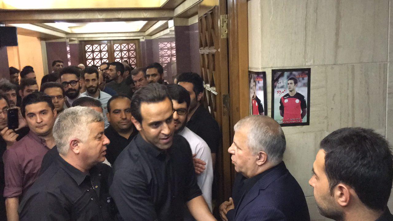 علی پروین و علی کریمی در مراسم ترحیم اولادی/ عکس