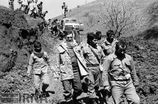 رهبری در منطقه عملیاتی والفجر 10/عکس