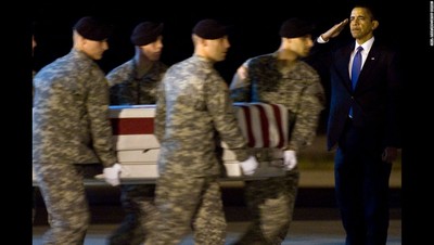 اوباما در حال احترام به تابوت 18 سربازی که در افغانستان کشته شده اند. اکتبر سال 2009