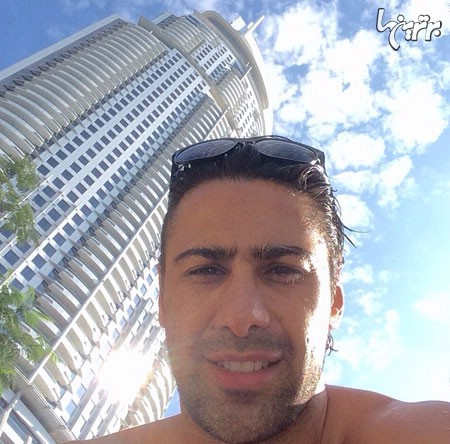 سلفی فرهاد مجیدی در کنار برج العرب/ عکس