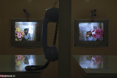 گفتگوی ملاقات کنندگان با زنان تازه زایمان کرده با تلفن و ویدئو؛ بر اساس قوانین این کشور پس از زایمان تا یک هفته برای محفوظ ماندن مادر و فرزند از میکروب و بیماری ملاقات حضوری ممنوع است.