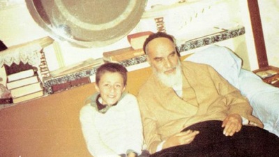 سیدحسن در کنار پدربزرگش امام خمینی