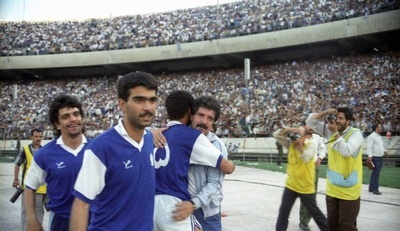 منصور پورحیدری، سال 1369 در مسابقه فوتبال بین تیم های استقلال و پیروزی حضور دارد.