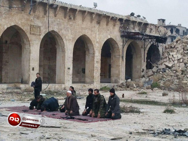 اولین نماز جماعت پس از اخراج تروریست ها در حلب/عکس