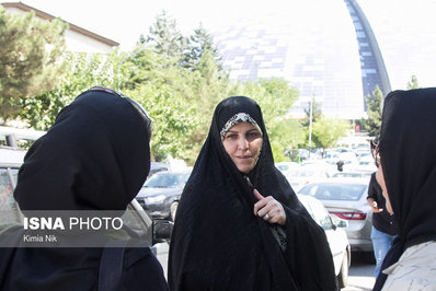 شهیندخت مولاوردی معاون رئیس جمهور در امور زنان در مراسم ترحیم مریم میرزاخانی