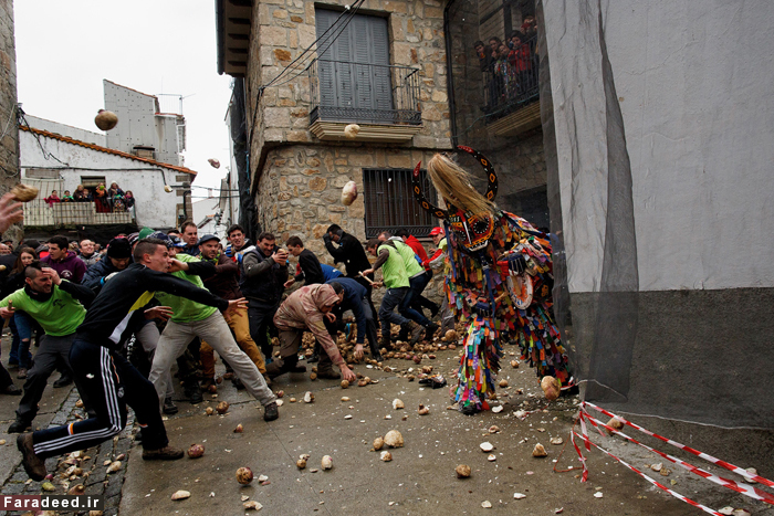 تصاویر/ حمله به شیطان با شلغم