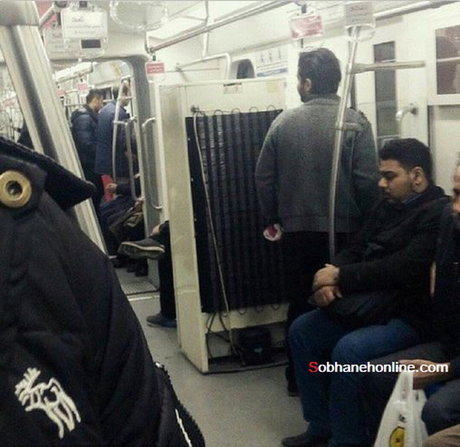 عکس/ حمل یخچال با مترو