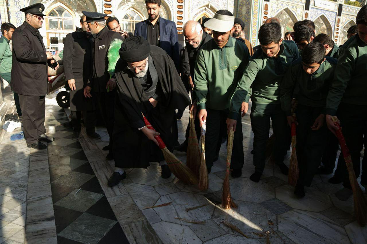 جاروکشیدن صحن انقلاب اسلامی توسط تولیت آستان قدس رضوی/عکس
