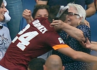 شادي گلزن رم با مادربزرگش (عکس)