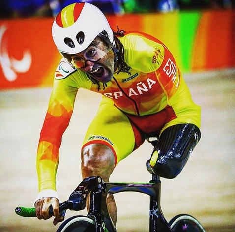 تلاش قابل تحسین یک پارالمپیکی برای رقابت/عکس