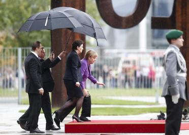 نخست وزیر لهستان به همراه «آنگلا مرکل» صدراعظم آلمان در مراسمی در برلین