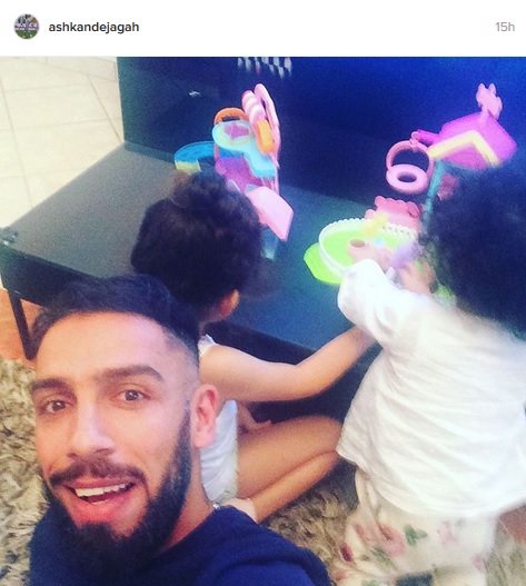 سلفی جالب اشکان دژاگه در کنار دخترانش!/عکس