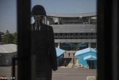 نقطه مرزی دو کره و سربازان کره شمالی در فاصله با خط مریزی ایستاده اند.