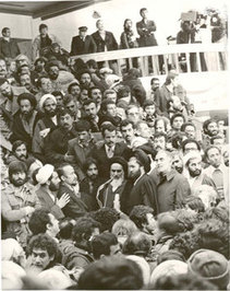  امام خمینی در حال سخنرانی در سالن فرودگاه مهرآباد تهران