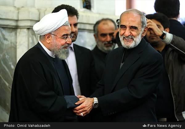 خوش و بش روحانی و حسین شریعتمداری/ عکس