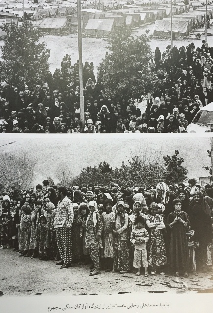 عکس تاریخی/ بازدید محمدعلی رجایی از اردوگاه آوارگان جنگی