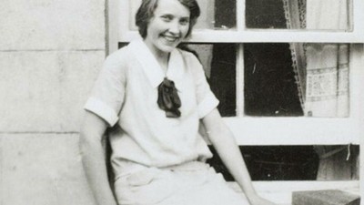 ماری آن ۱۴ ساله در کنار پنجره یک خانه در روستای تونگ