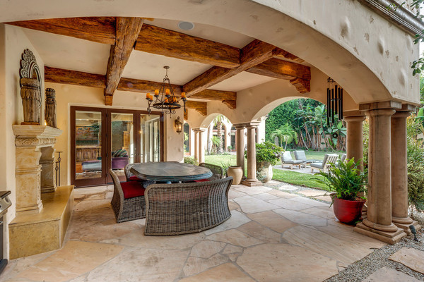 فضای نشیمن و غذاخوری در محوطه باز خانه، با ستون های چندگانه تزئین شده اند.