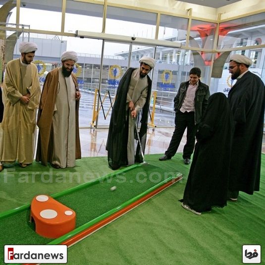 عکس/ بازی گلف به سبک روحانیون جوان
