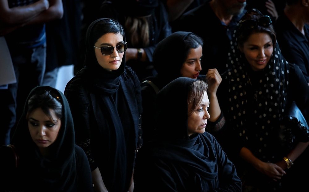 میترا حجار در مراسم تشییع پیکر مدیا کاشیگر/عکس